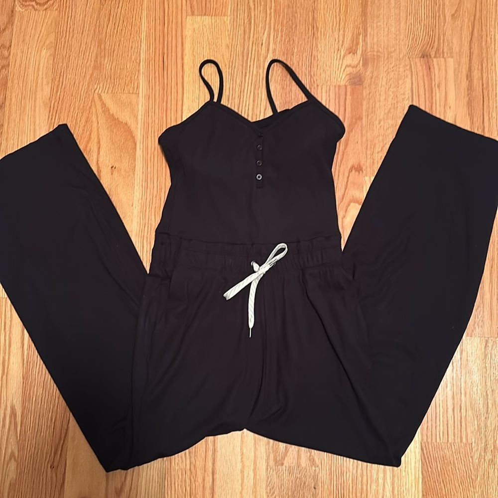 Like new Women’s Size Small Vuori Pose Scoop Jumpsuit